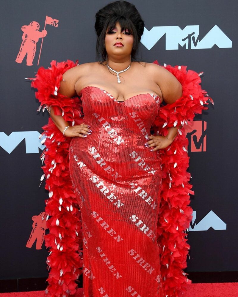 La rapera Lizzo en la alfombra roja de los MTV VMAS AWARDS 2019