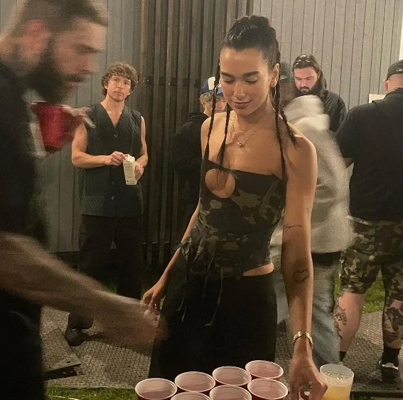 Dua Lipa con un corset de Emeerree