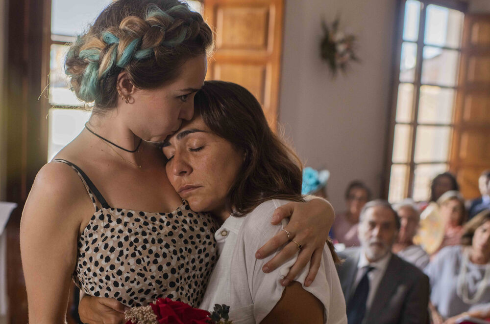 Paula Usero y Candela Peña en 'La Boda de Rosa'